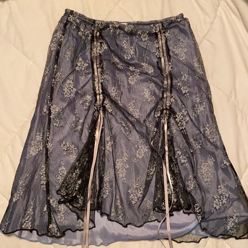 Sexy lace overlay skirt!
